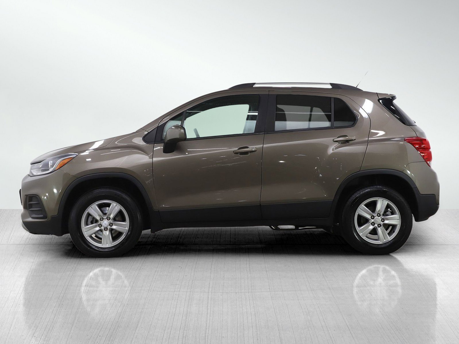 Used 2021 Chevrolet Trax LT with VIN KL7CJPSM5MB367468 for sale in Minneapolis, Minnesota