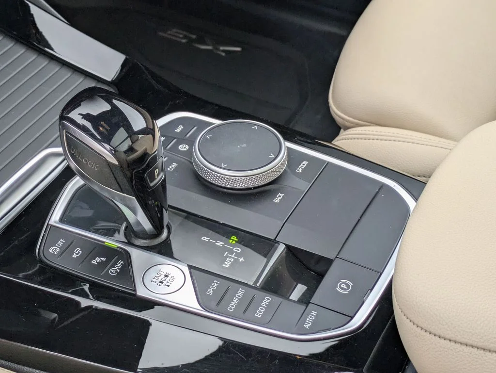 Used 2023 White BMW sDrive30i image 18