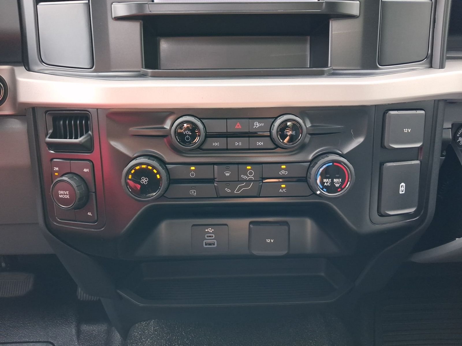 New 2026 Oxford White Ford F-250® XL image 17