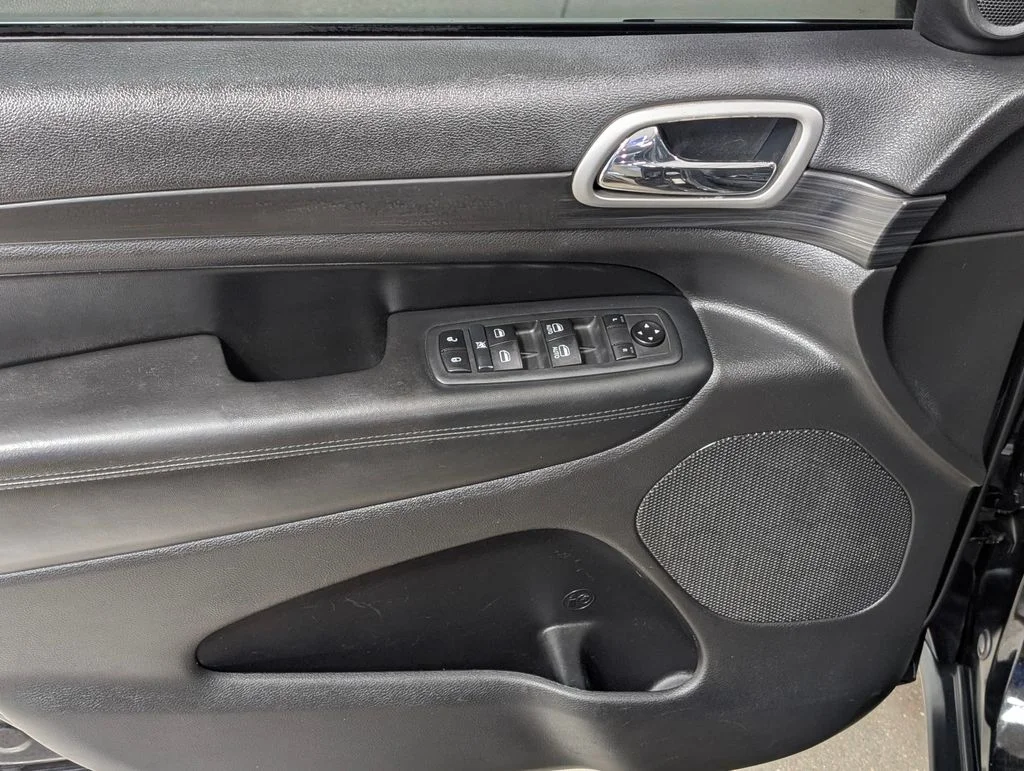 Used 2020 Diamond Black Crystal Pearlcoat Jeep Laredo image 8