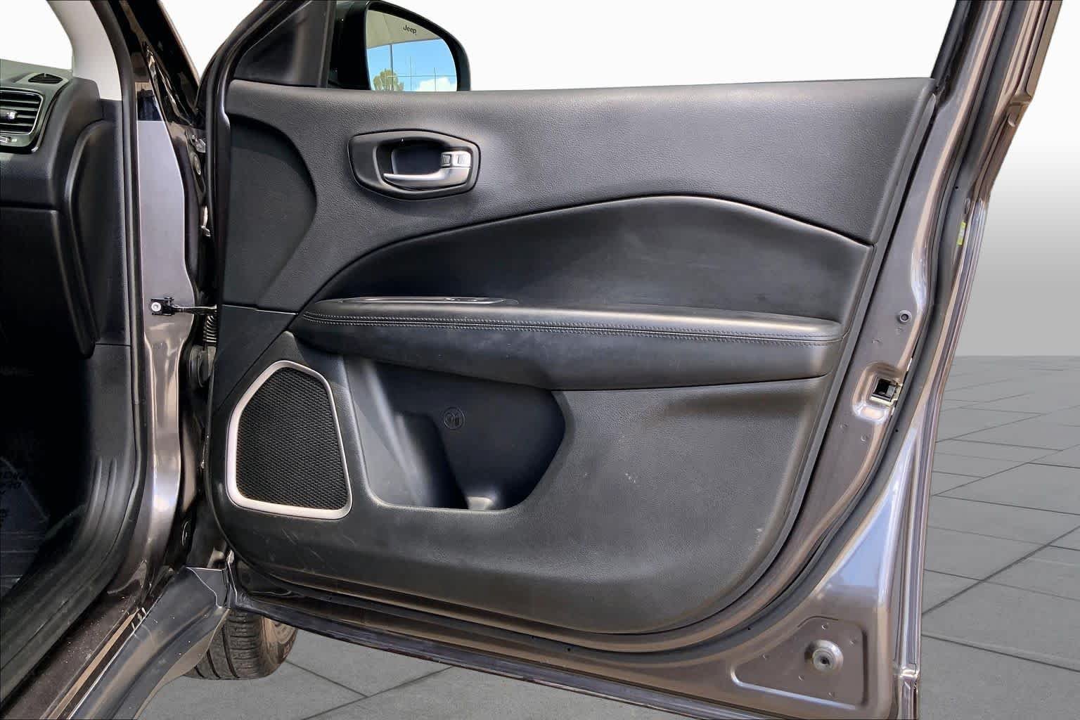Used 2019 Granite Crystal Metallic Clearcoat Jeep Altitude image 23