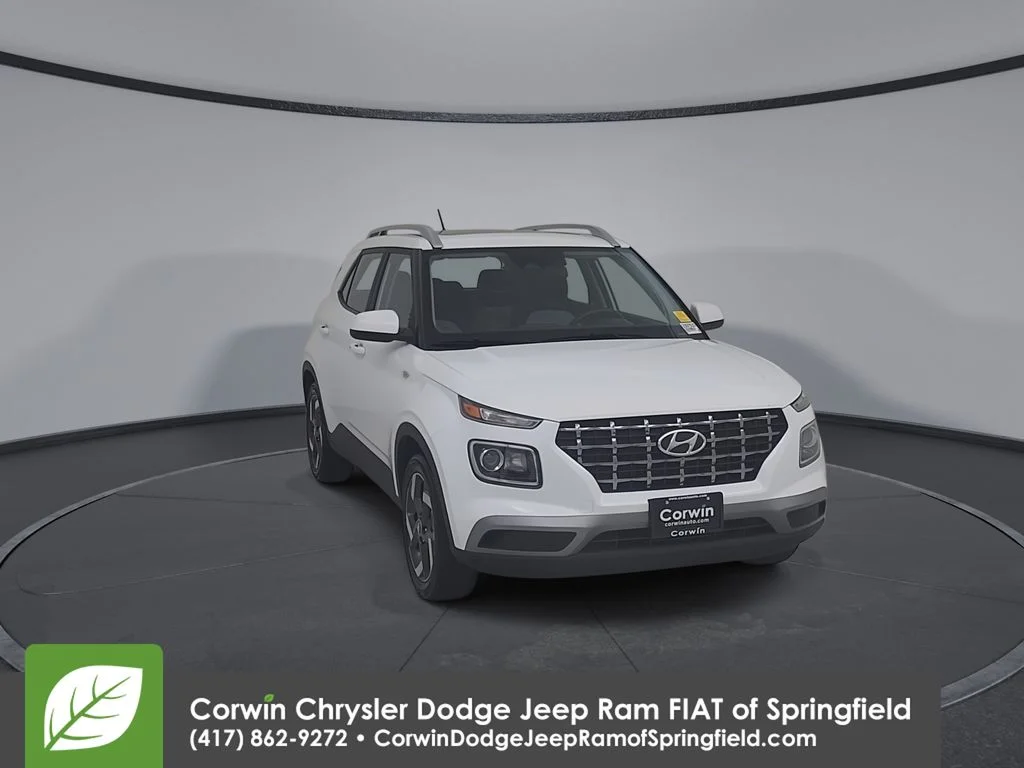 Used 2025 White Hyundai SEL image 4