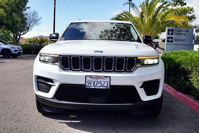 Used 2023 White Jeep Laredo image 4