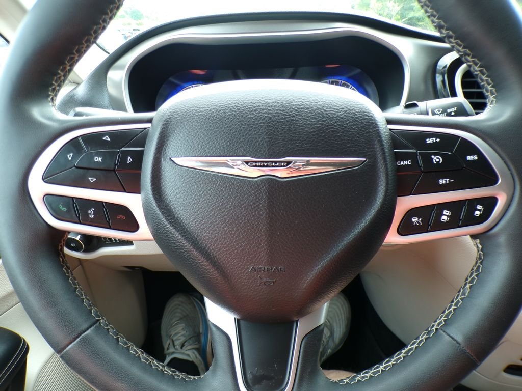 Used 2023 Brilliant Black Crystal Pearlcoat Chrysler Touring L image 16