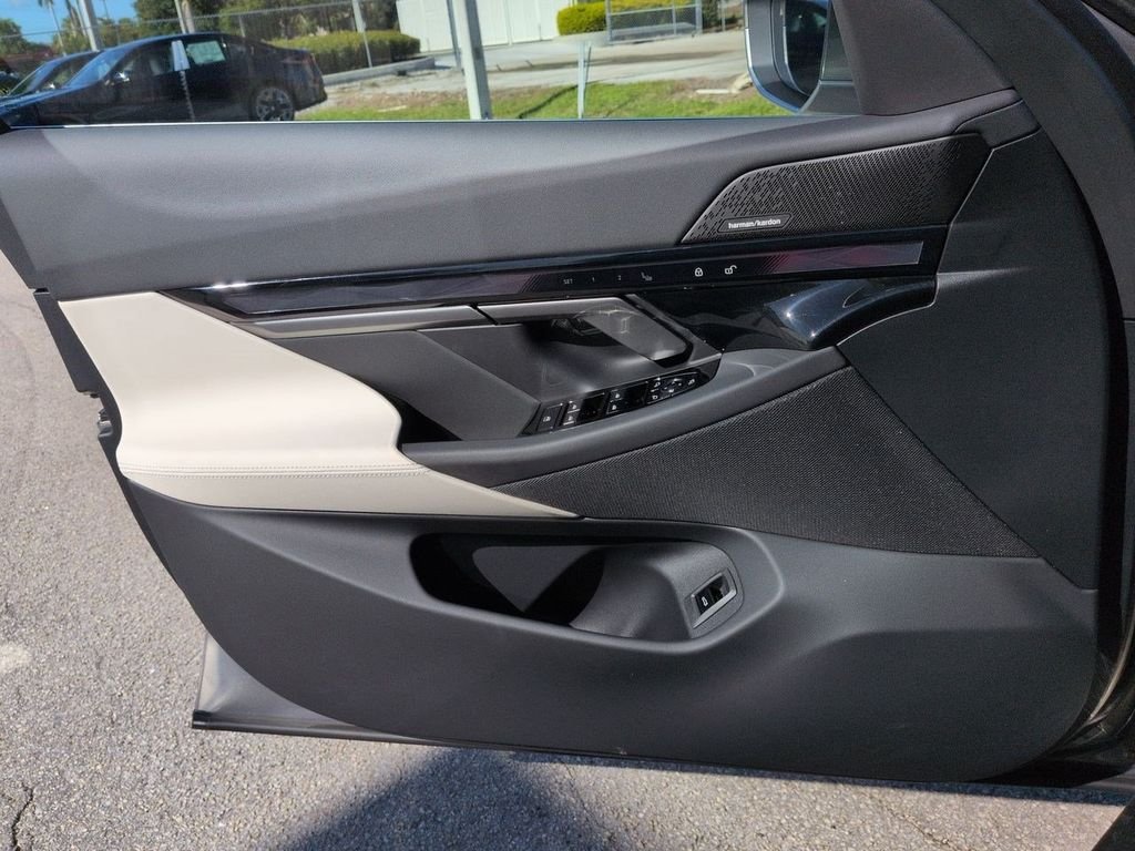 New 2027 Oxide Grey Metallic BMW 530i xDrive image 30