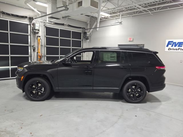 New 2026 Diamond Black Crystal Pearl-Coat Exterior Paint Jeep Limited image 4
