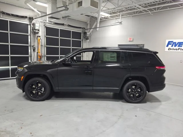New 2026 Diamond Black Crystal Pearl-Coat Exterior Paint Jeep Limited image 4