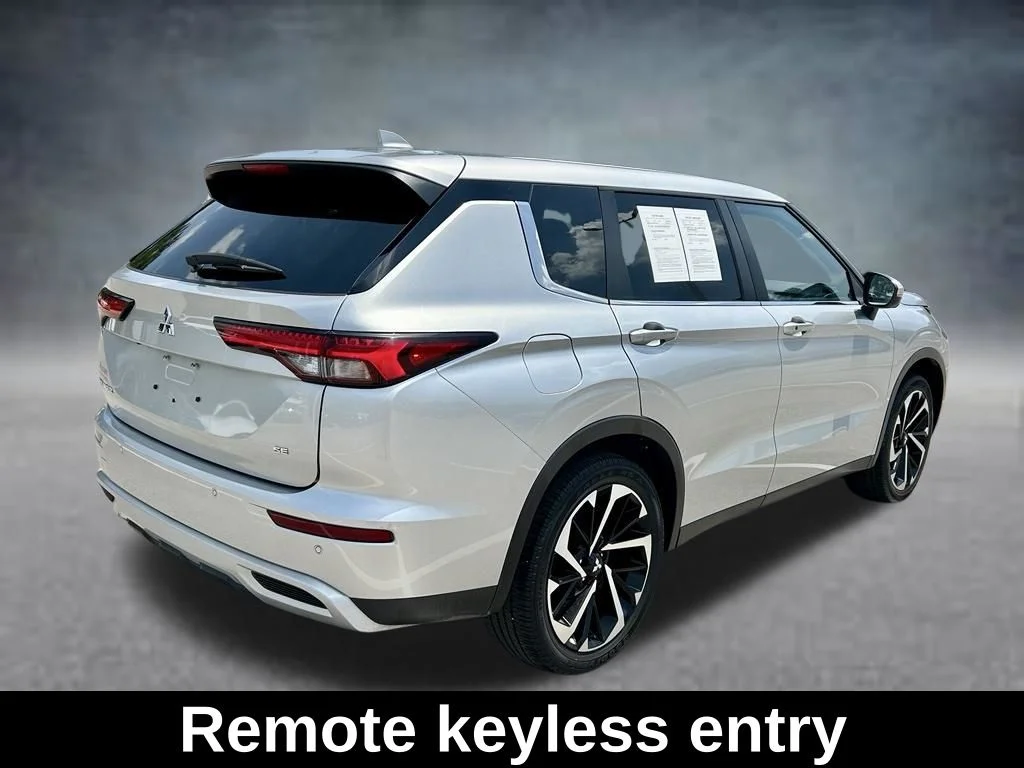 Used 2024 Silver Mitsubishi SE image 5