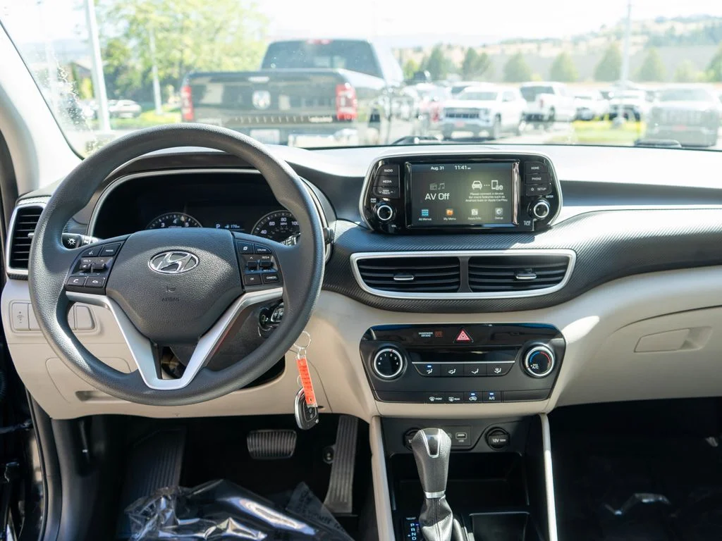 Used 2020 Black Hyundai SE image 13