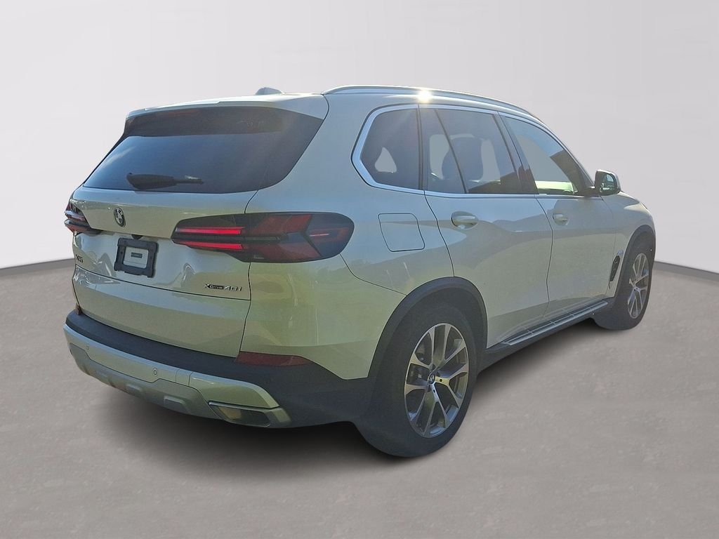 Used 2025 White Metallic BMW xDrive40i image 4