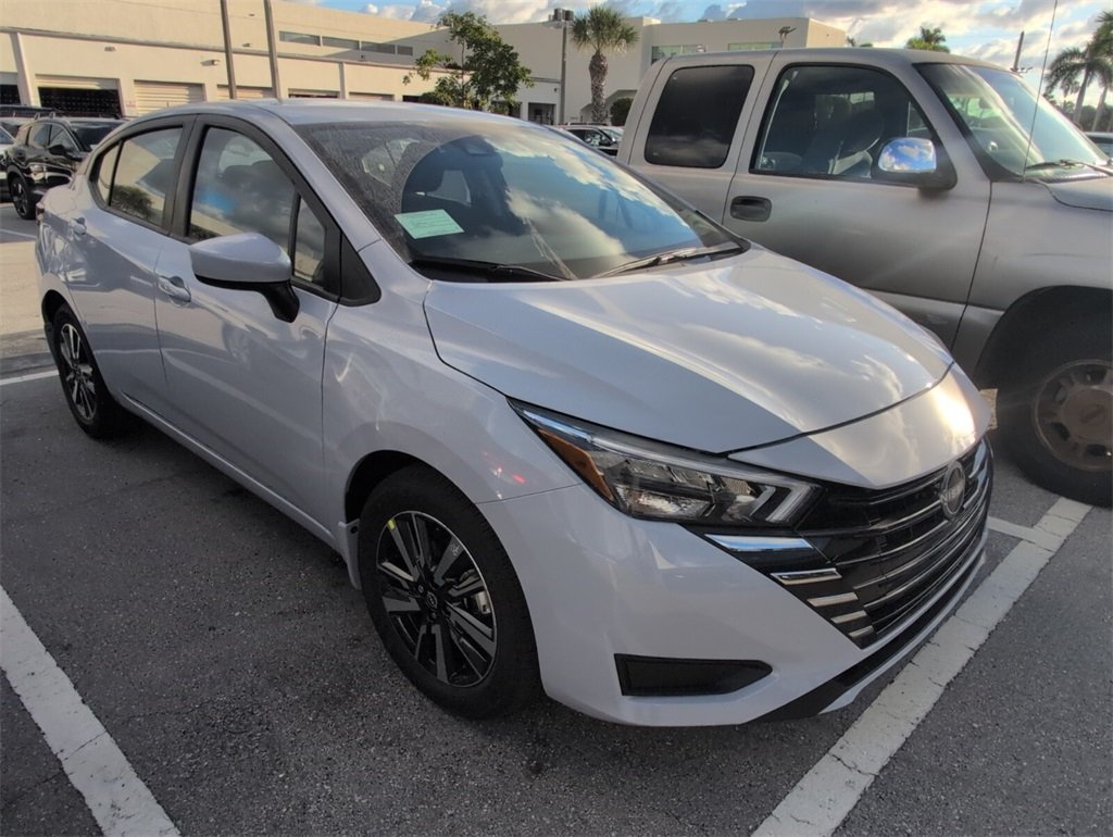 2025 Nissan Versa 1.6 SV photo 2