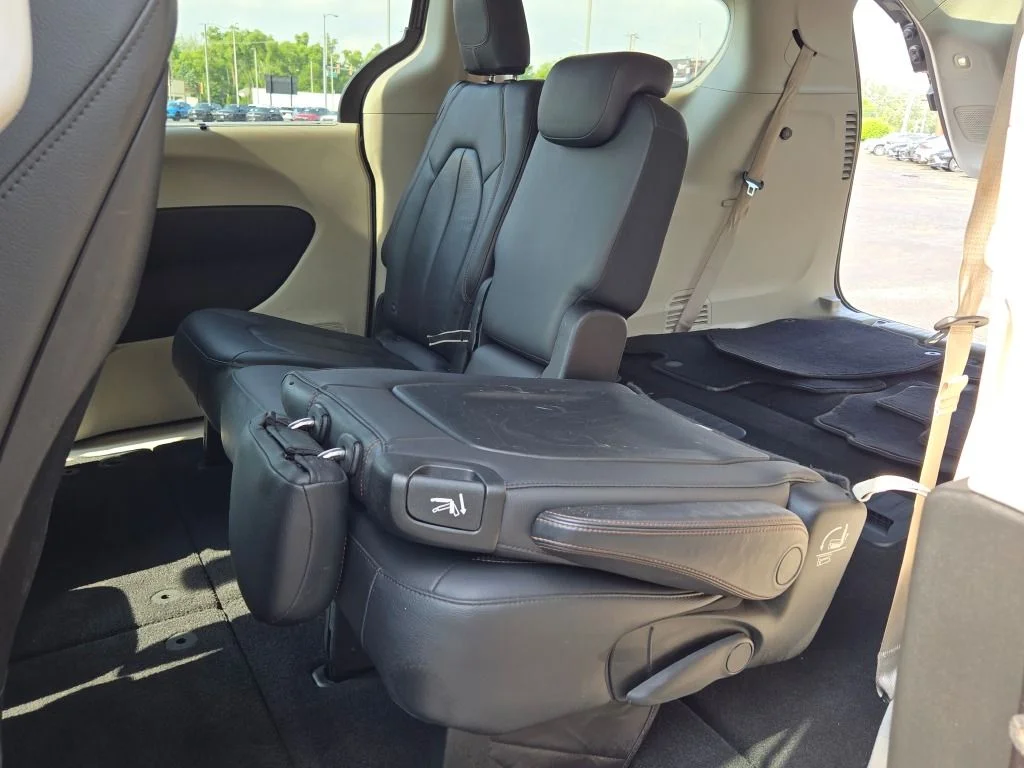 Used 2018 Gray Chrysler Touring L Plus image 17