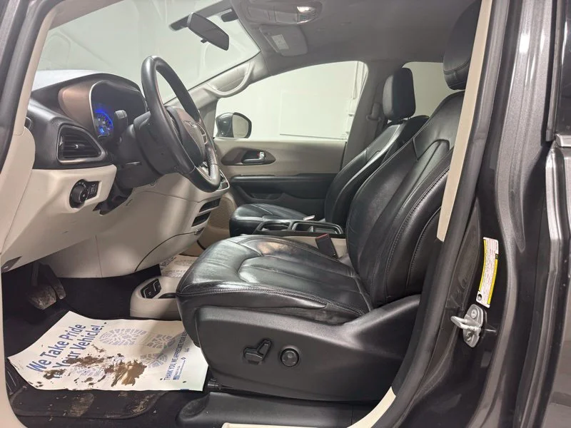 Used 2018 Gray Chrysler Touring L image 18
