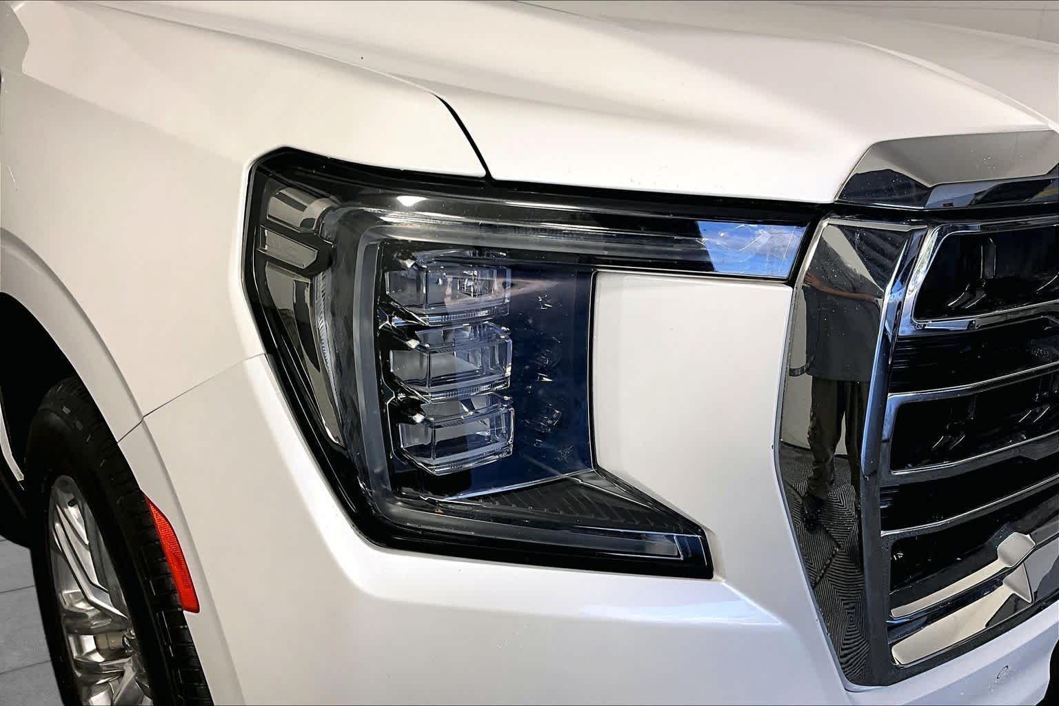 Used 2022 White Frost Tricoat GMC SLT image 27