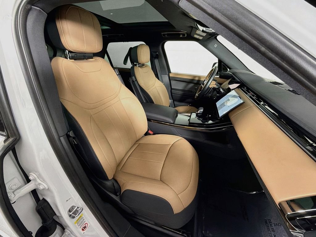 Used 2025 White Land Rover Dynamic SE image 30