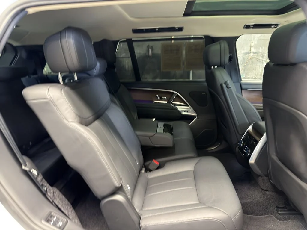 Used 2023 White Land Rover SE image 29
