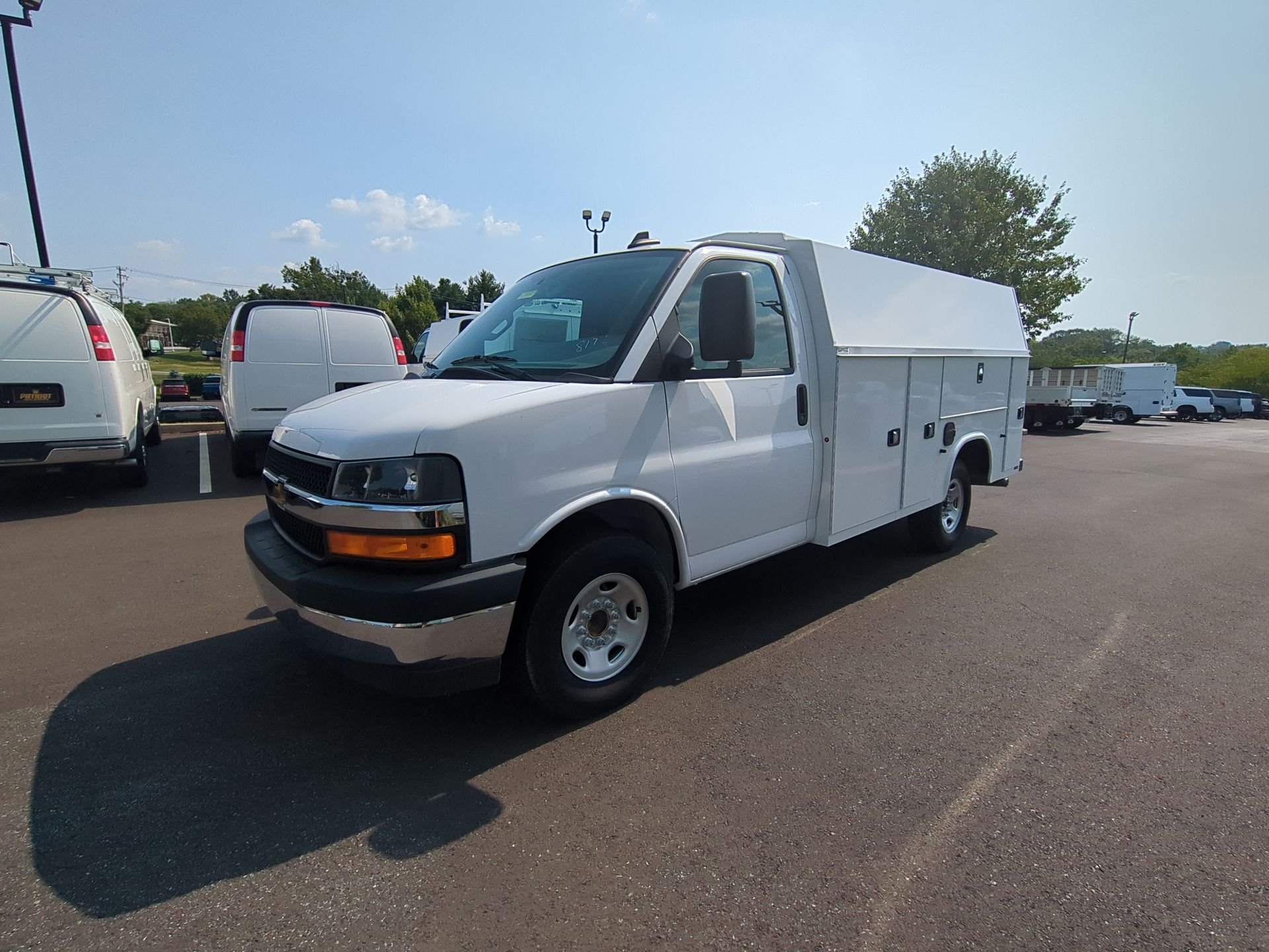 New 2025 Summit White Chevrolet 1WT image 38