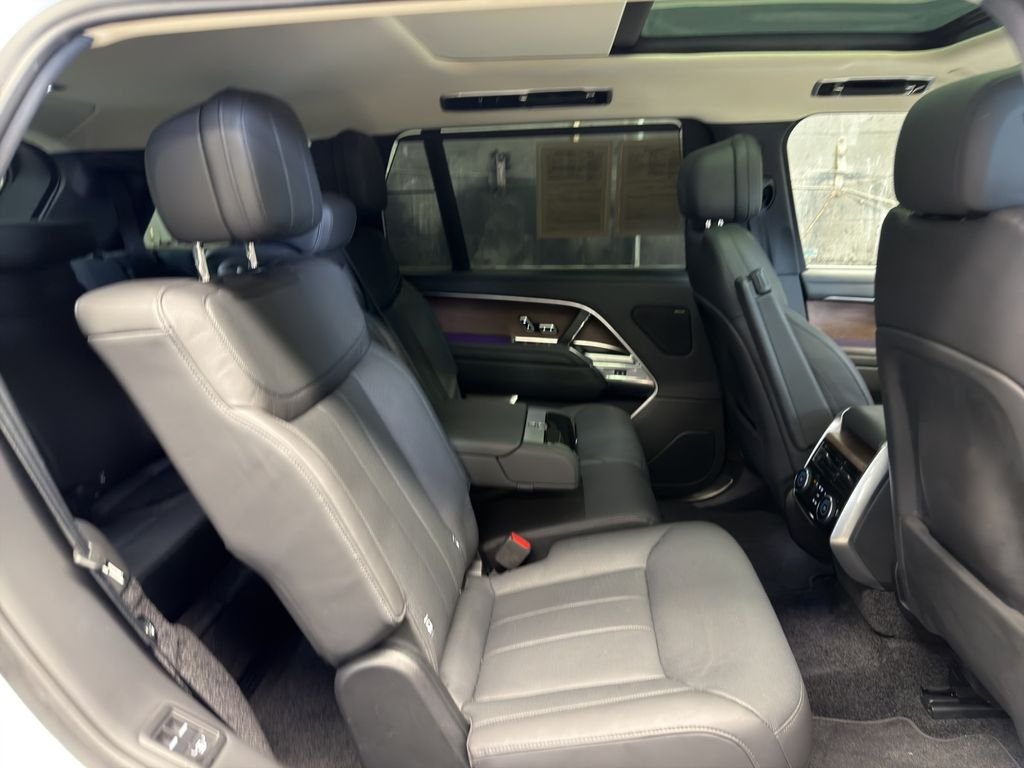 Used 2023 White Land Rover SE image 29