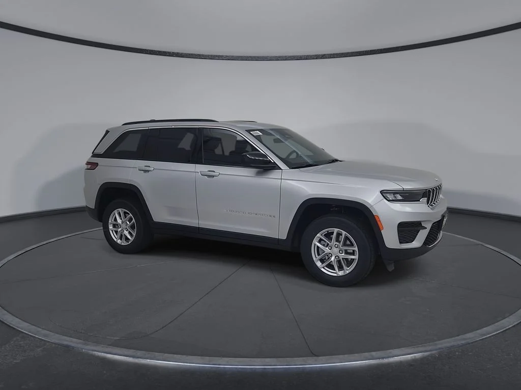 New 2026 Silver Zynith Exterior Paint Jeep Laredo X image 2