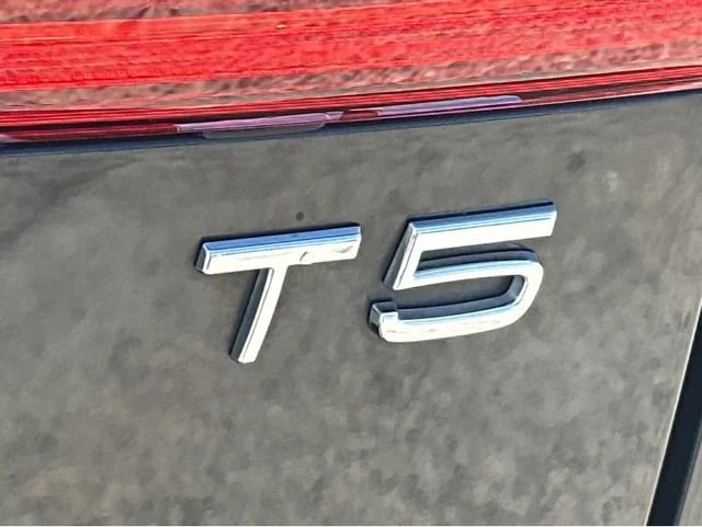 Used 2020 Black Volvo Momentum image 9