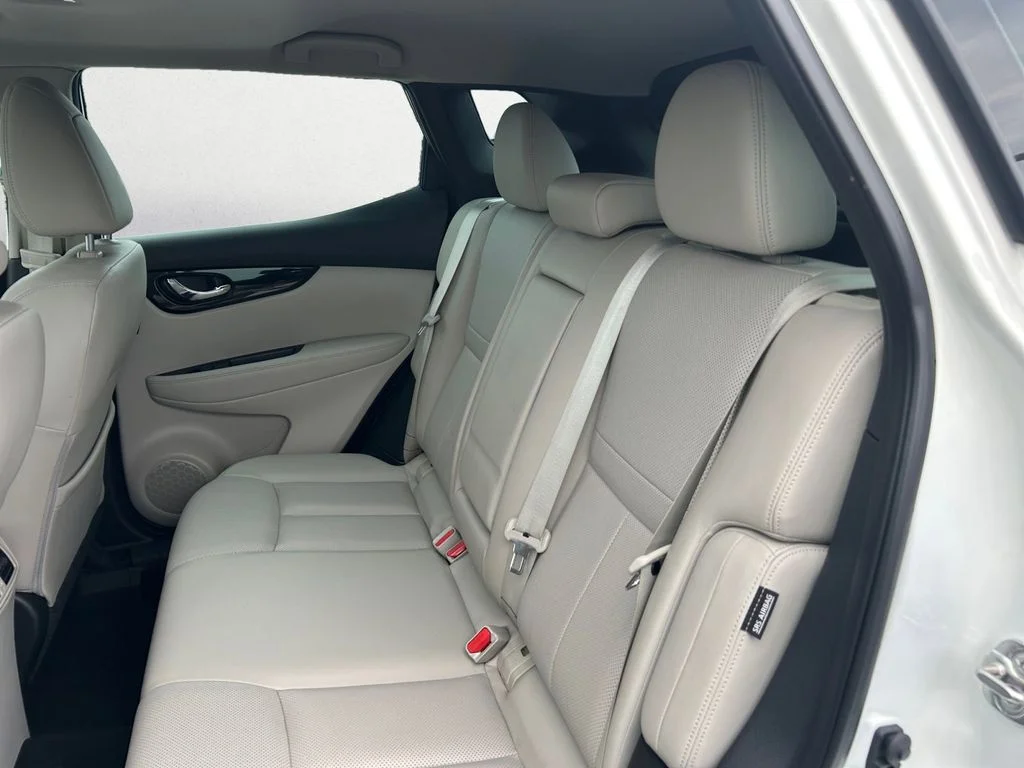 Used 2022 White Nissan SL image 9