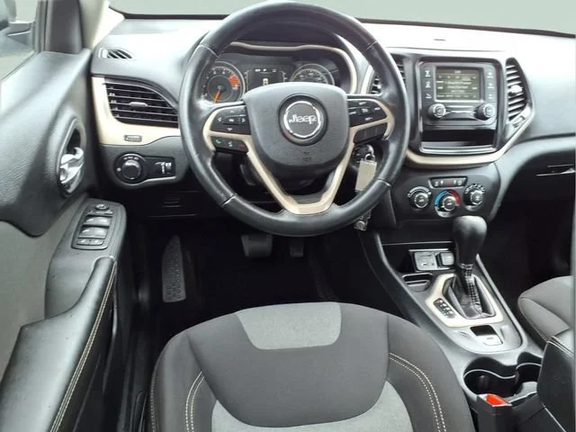 Used 2016  Jeep Altitude image 4