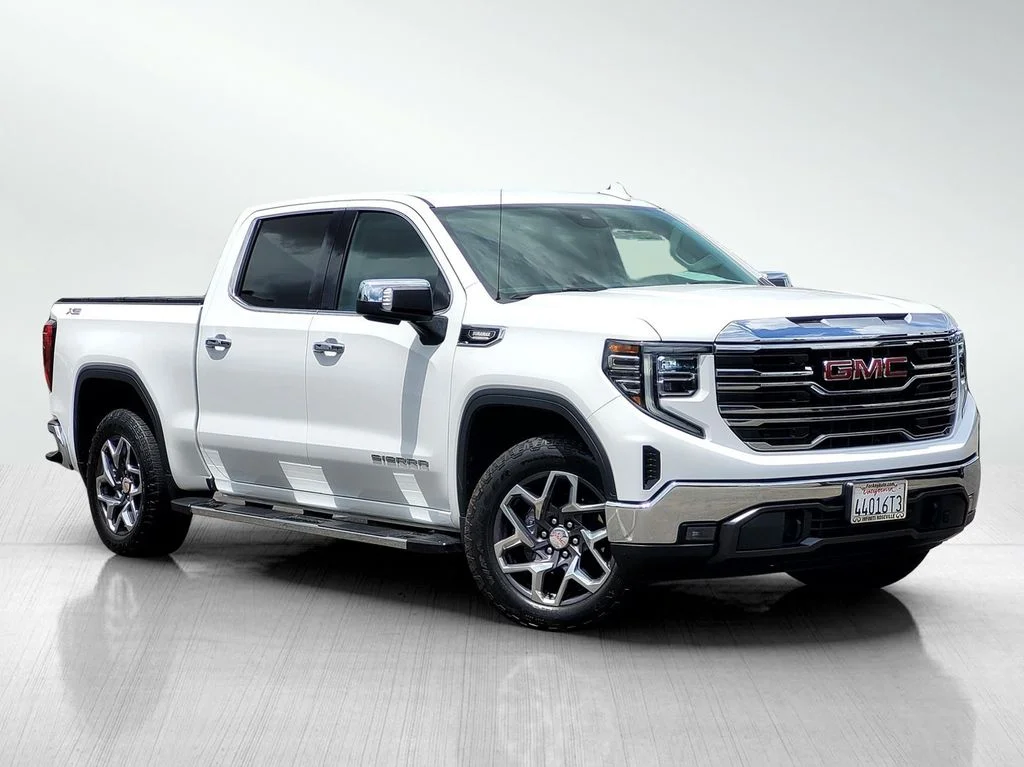 2023 GMC Sierra 4WD Crew Cab Short Box SLT's photo