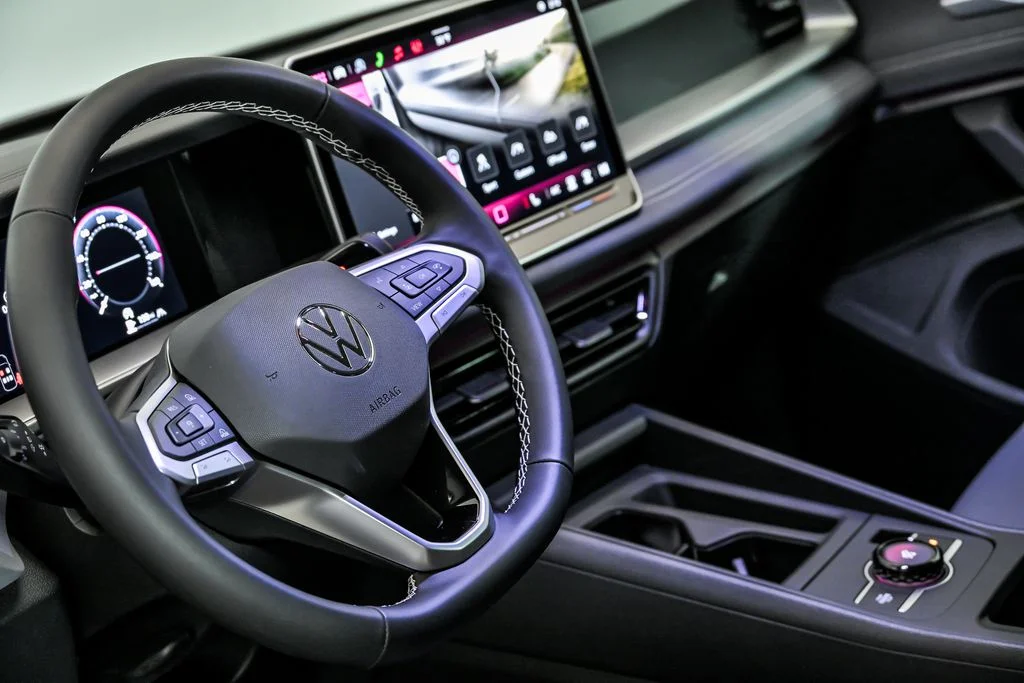 New 2026 Black Volkswagen 2.0T SE image 9