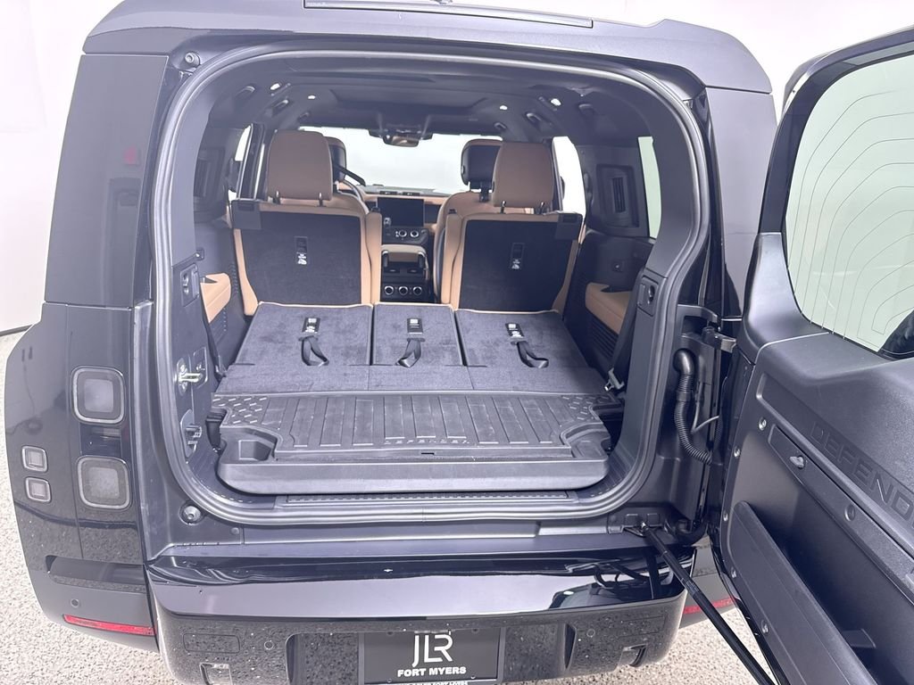 New 2026 SANTORN BLK MET Land Rover S image 22