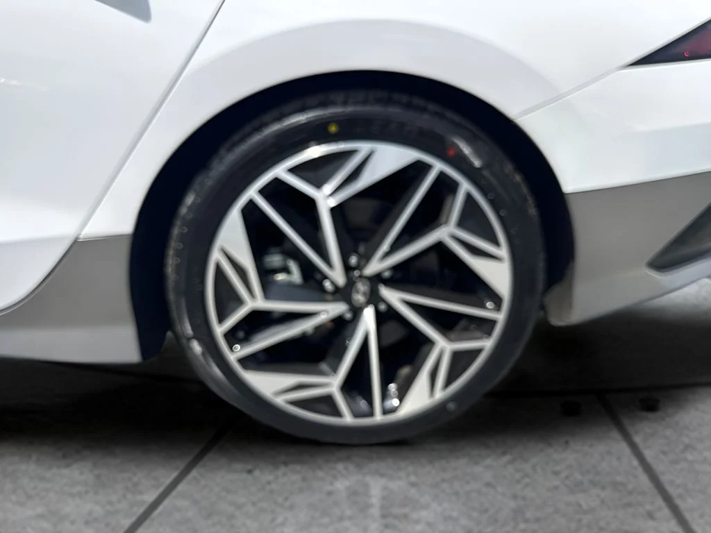 Used 2025 White Hyundai SEL image 33