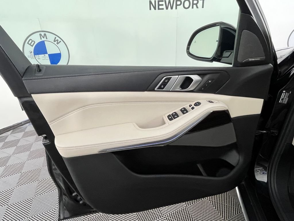 Used 2019 Black BMW xDrive40i image 27