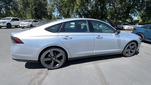 New 2026 Solar Silver Metallic Honda SE image 3