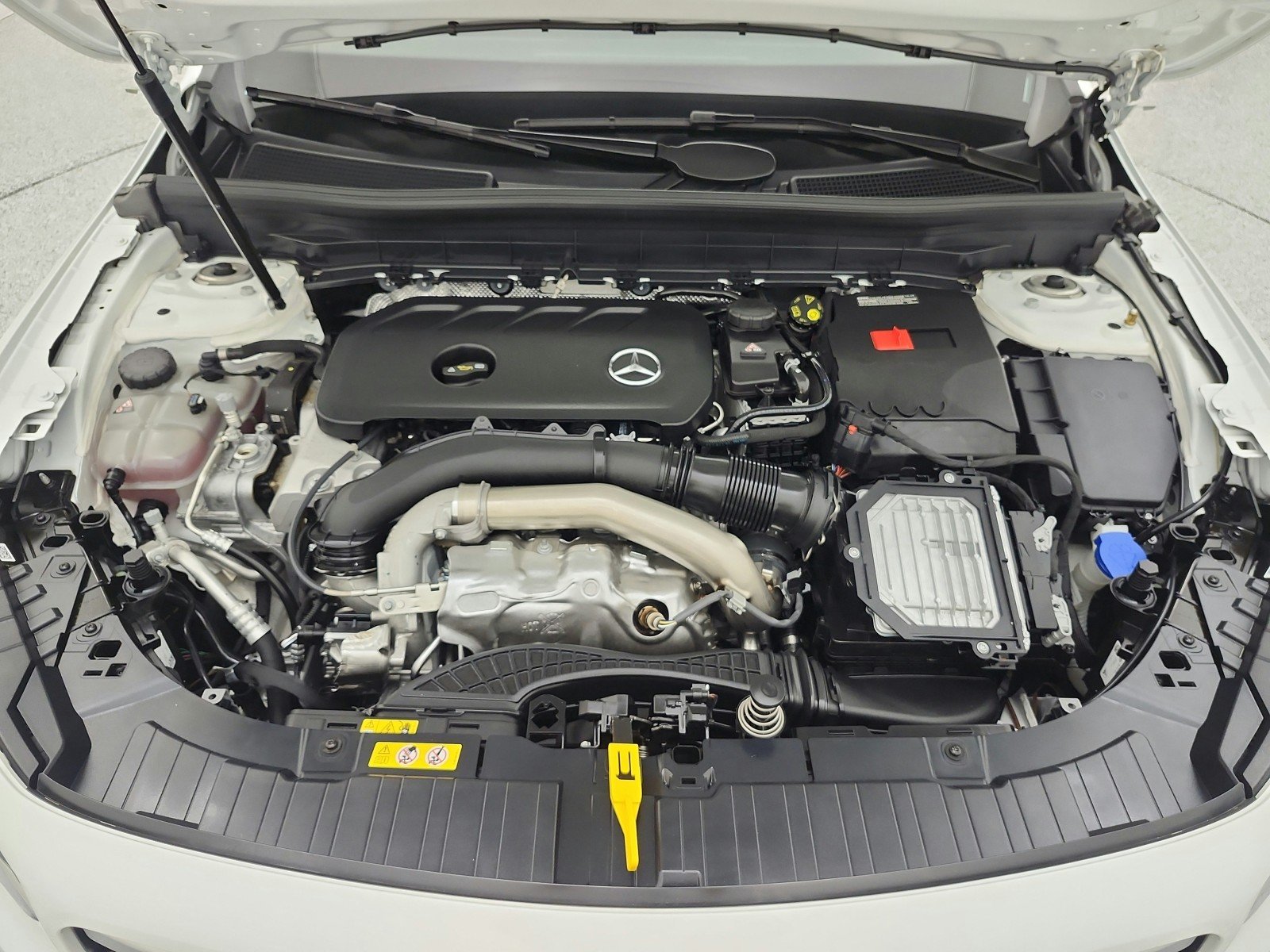 Used 2025 Polar White Mercedes-Benz GLB 250 SUV image 16