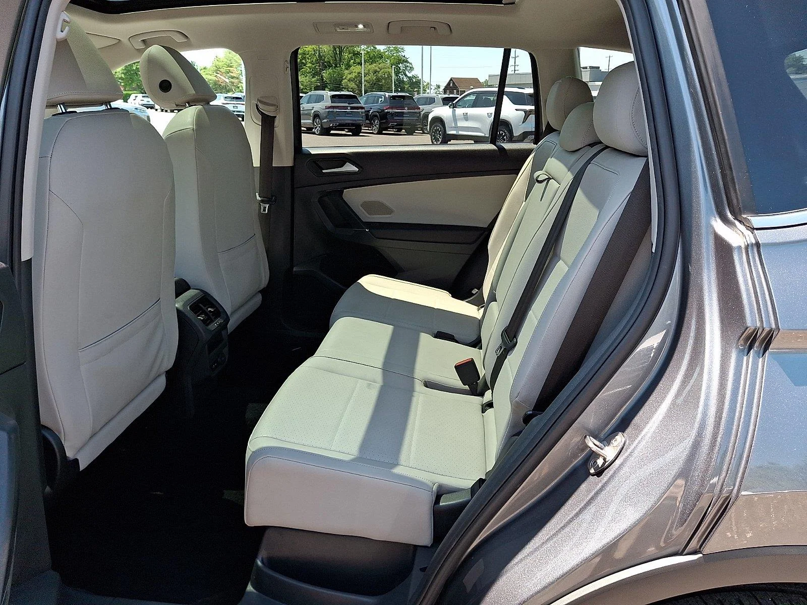 Used 2020 Platinum Gray Metallic Volkswagen SE image 11