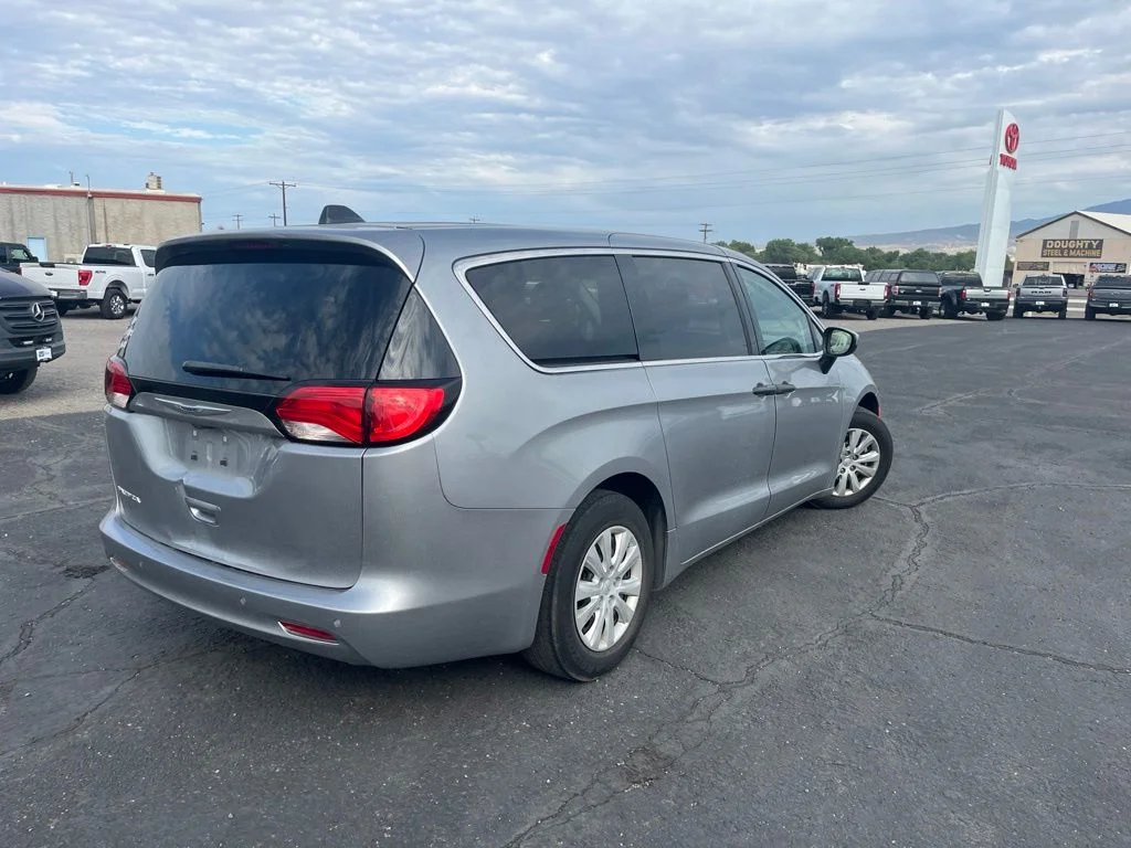 Used 2019 Billet Silver Metallic Chrysler L image 5