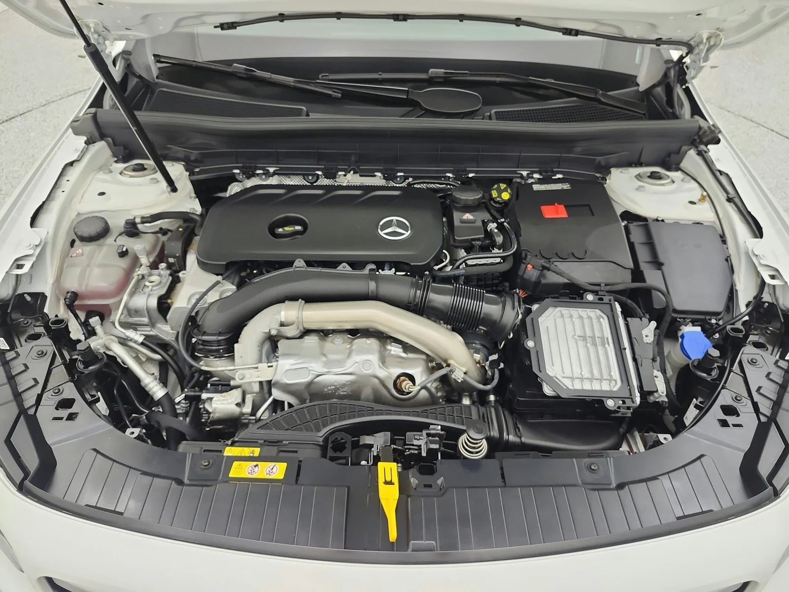 Used 2025 Polar White Mercedes-Benz GLB 250 SUV image 16