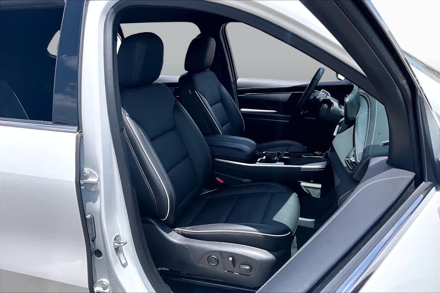 Used 2025 Summit White Buick Preferred image 9
