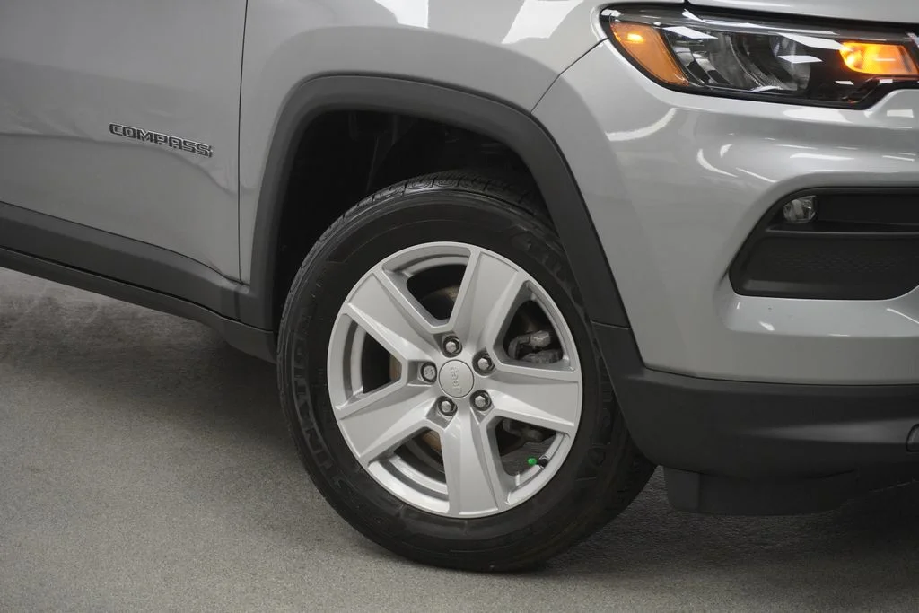 Certified Used 2022 Silver Jeep Latitude image 4