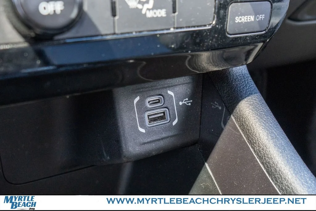Used 2023 Crystal Metallic Jeep Latitude image 23