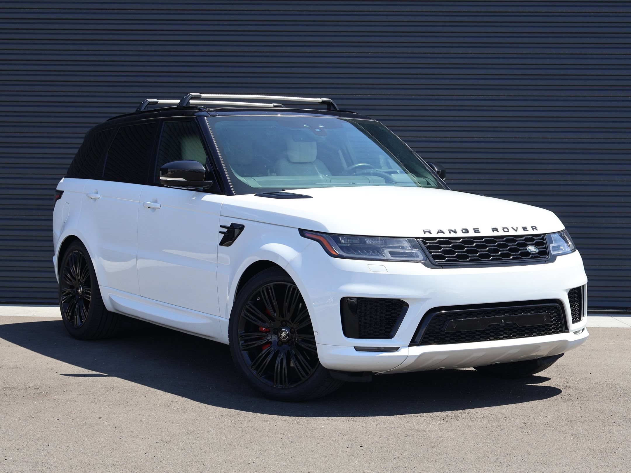 Used 2020 Fuji White Land Rover HSE Dynamic image 3