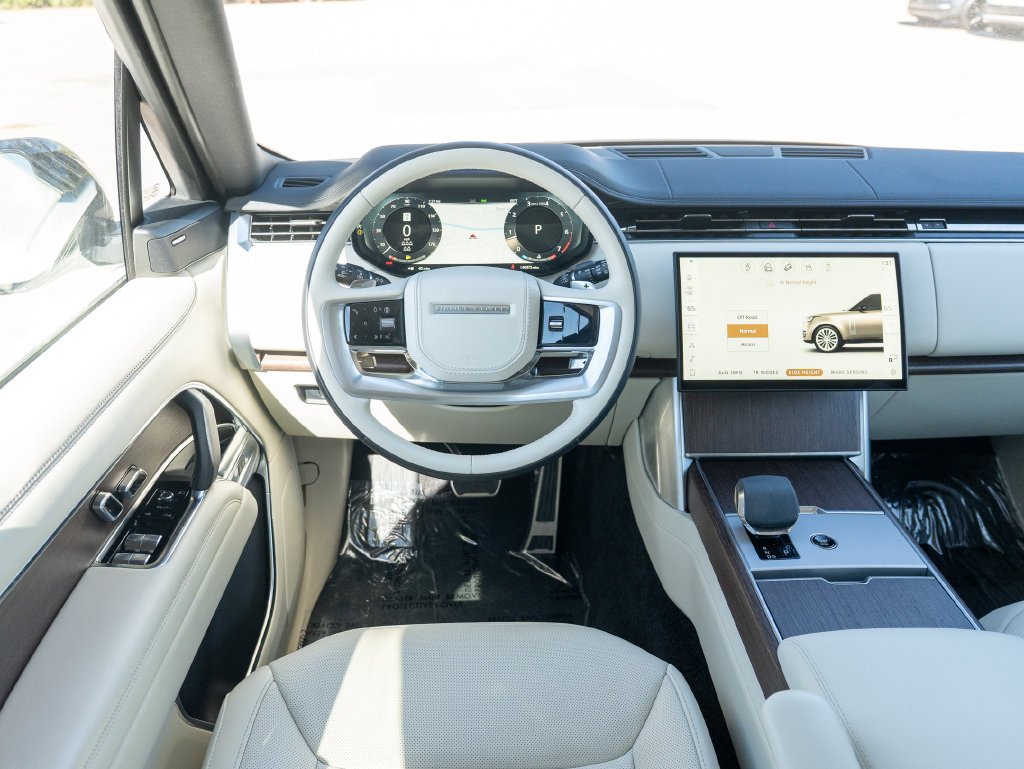 Used 2024 White Land Rover SE image 13
