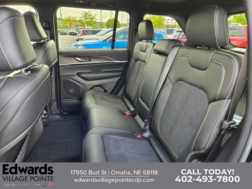 New 2026 Diamond Black Crystal Pearl-Coat Exterior Paint Jeep Laredo Altitude image 27