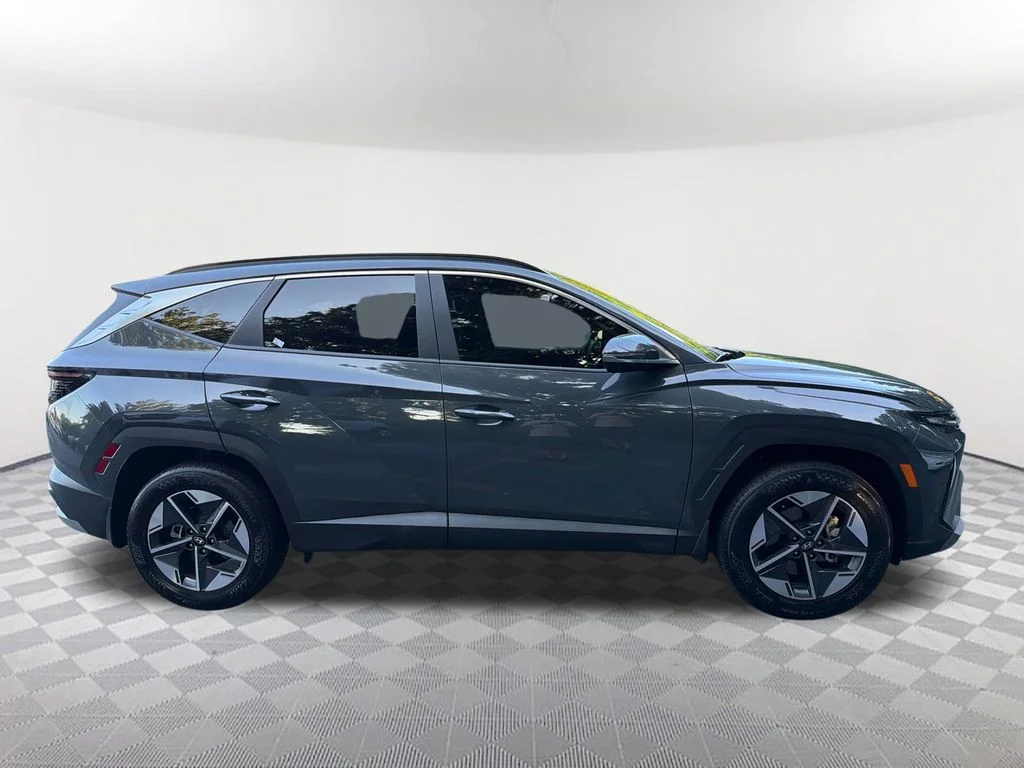 Used 2025 Gray Hyundai SEL Convenience image 4