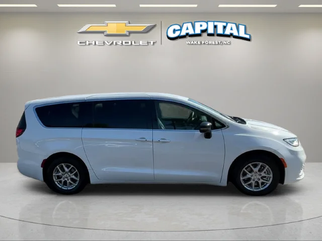 Used 2025 White Chrysler Select image 6