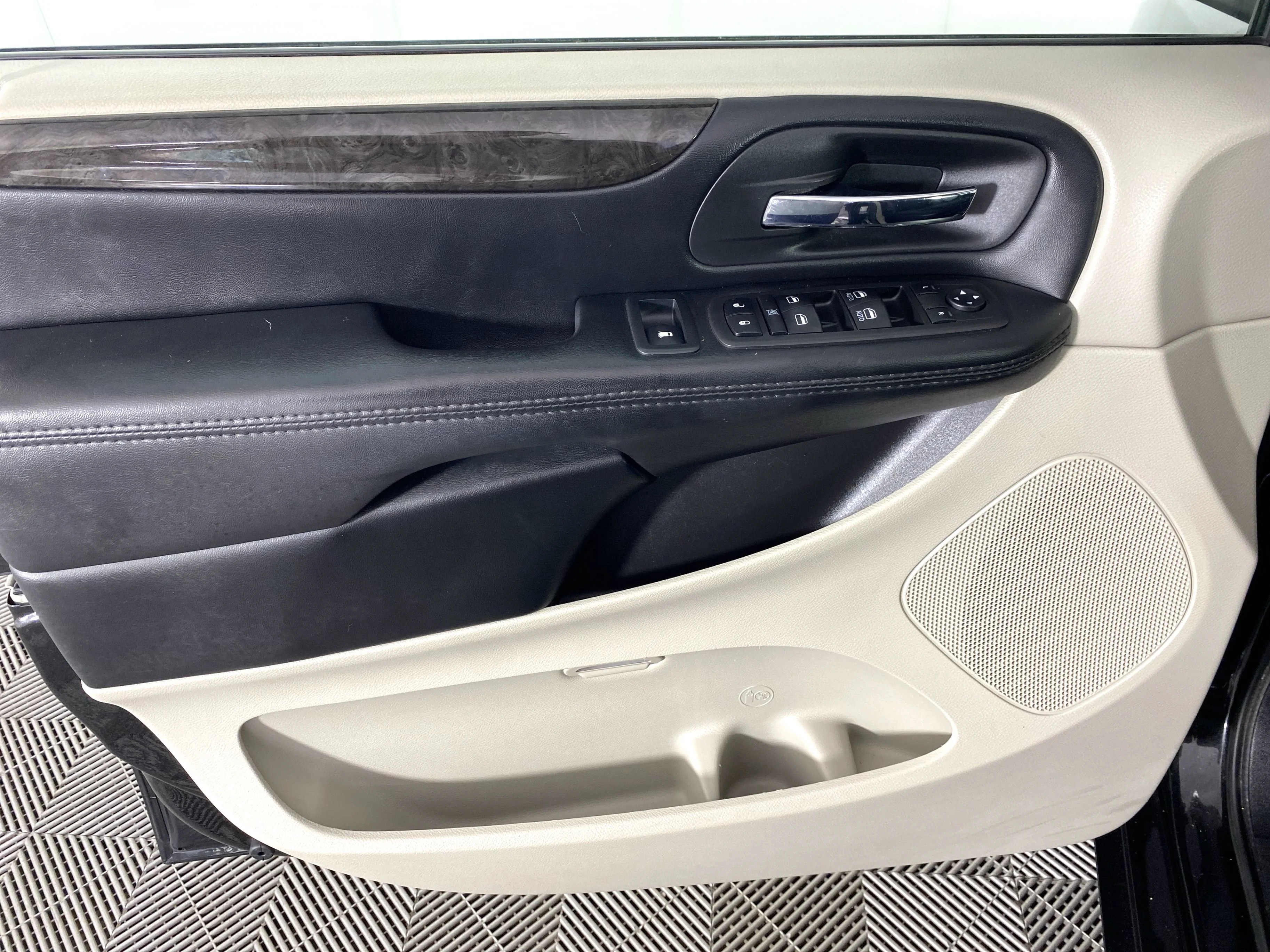 Used 2019 Black Onyx Crystal Pearlcoat Dodge SE image 12