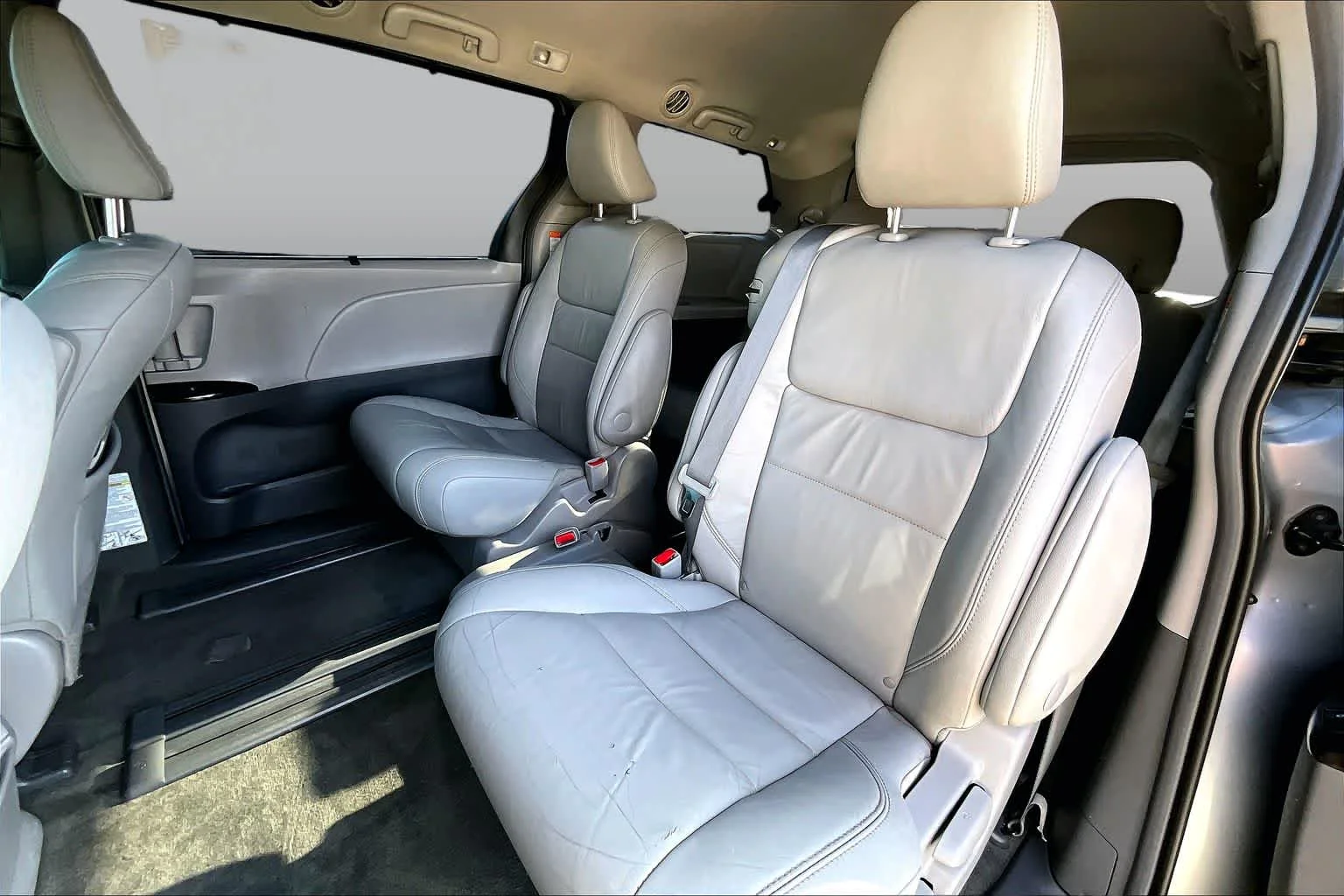 Used 2017 Silver Sky Metallic Toyota XLE Auto Access Seat image 18