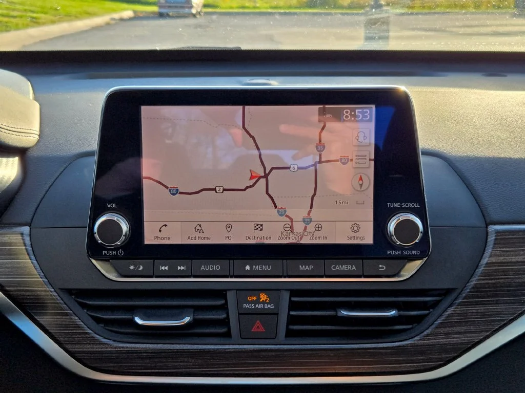 Used 2019 White Nissan 2.5 SL image 21