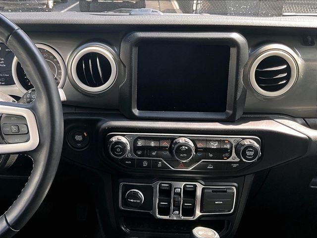 Used 2022 White Jeep Unlimited Sahara image 6