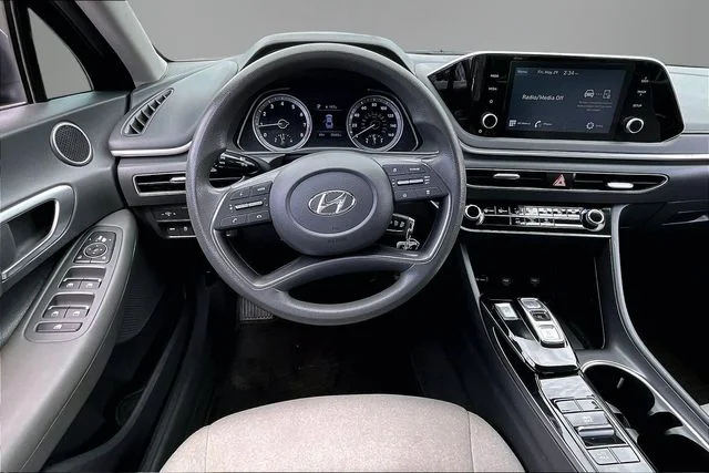 Used 2022 Black Hyundai SE image 8