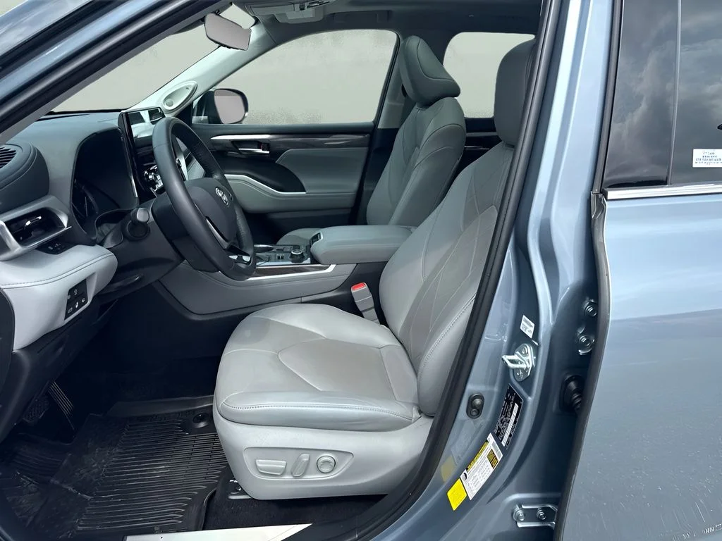Used 2021 Blue Toyota Platinum image 9